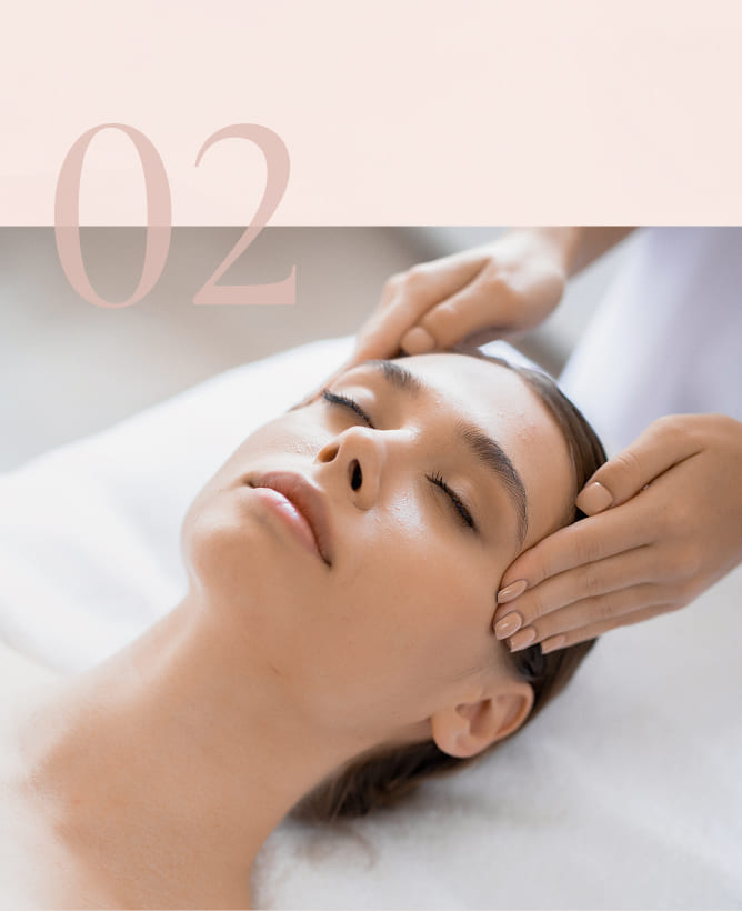 フェイシャルエステの施術を受ける女性