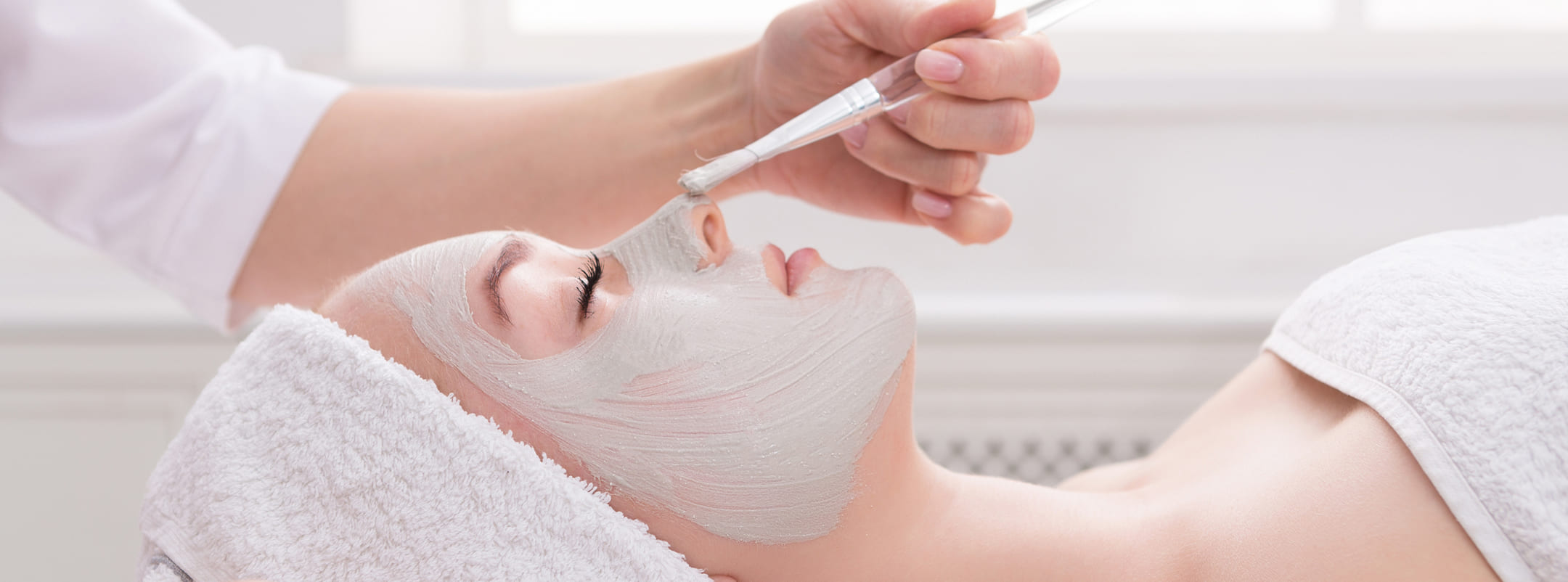 フェイシャルトリートメントの施術風景