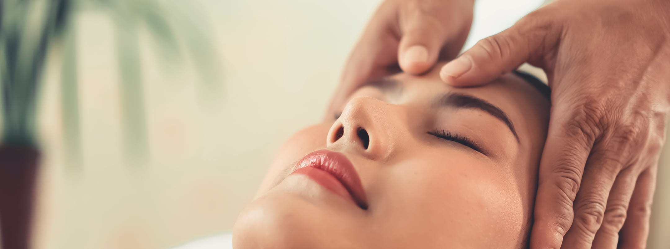 頭皮トリートメントの施術風景